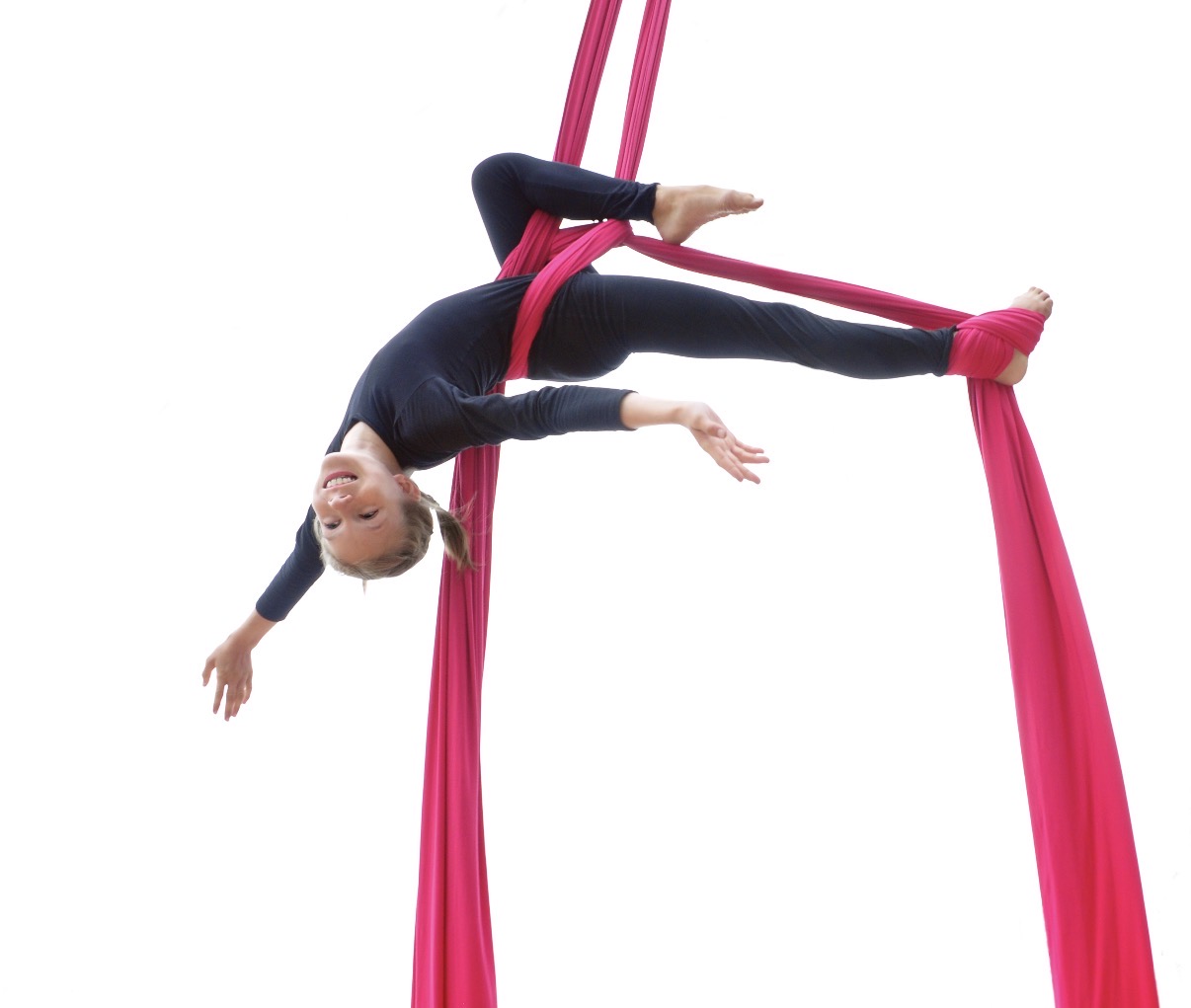 Niña realizando una figura en telas aéreas.