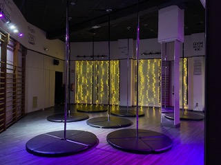 Sala principal de White Lotus con esterillas y luz natural